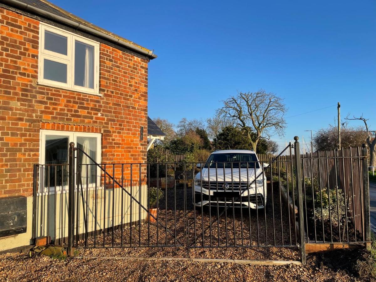 Cosy Coastal 2-Bedroom Cottage With Hot Tub And Log Burner ウェスト・マーシー エクステリア 写真